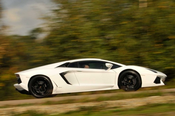 https://www.whatcar.lv/cars/Lamborghini/Aventador Coupe/1355350426-1810111125242.jpg